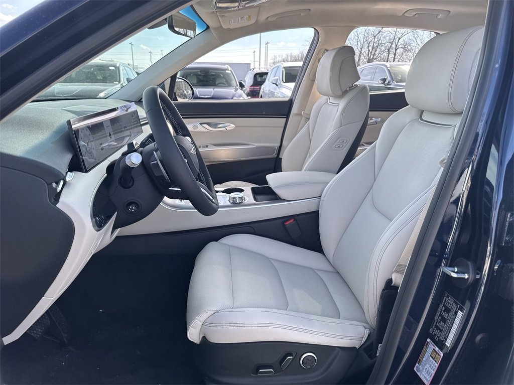 Used 2026 Genesis GV70 2.5T Select image 12