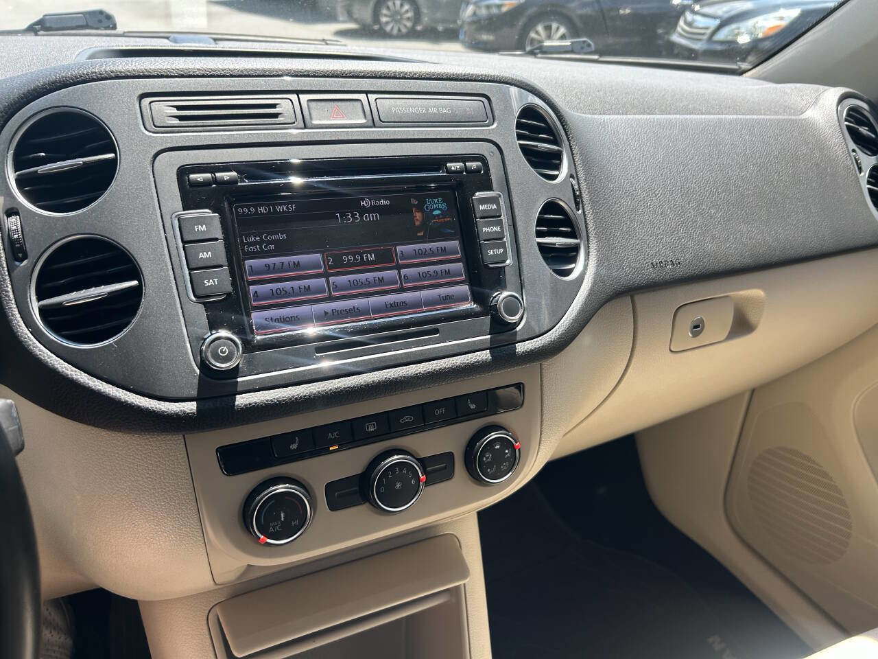 Used 2015 Volkswagen Tiguan SE image 24