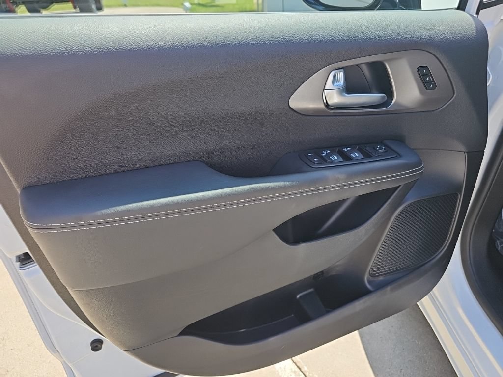 Used 2025 Chrysler Pacifica Select w/ Uconnect Theater Family Group AWD/4WD image 17
