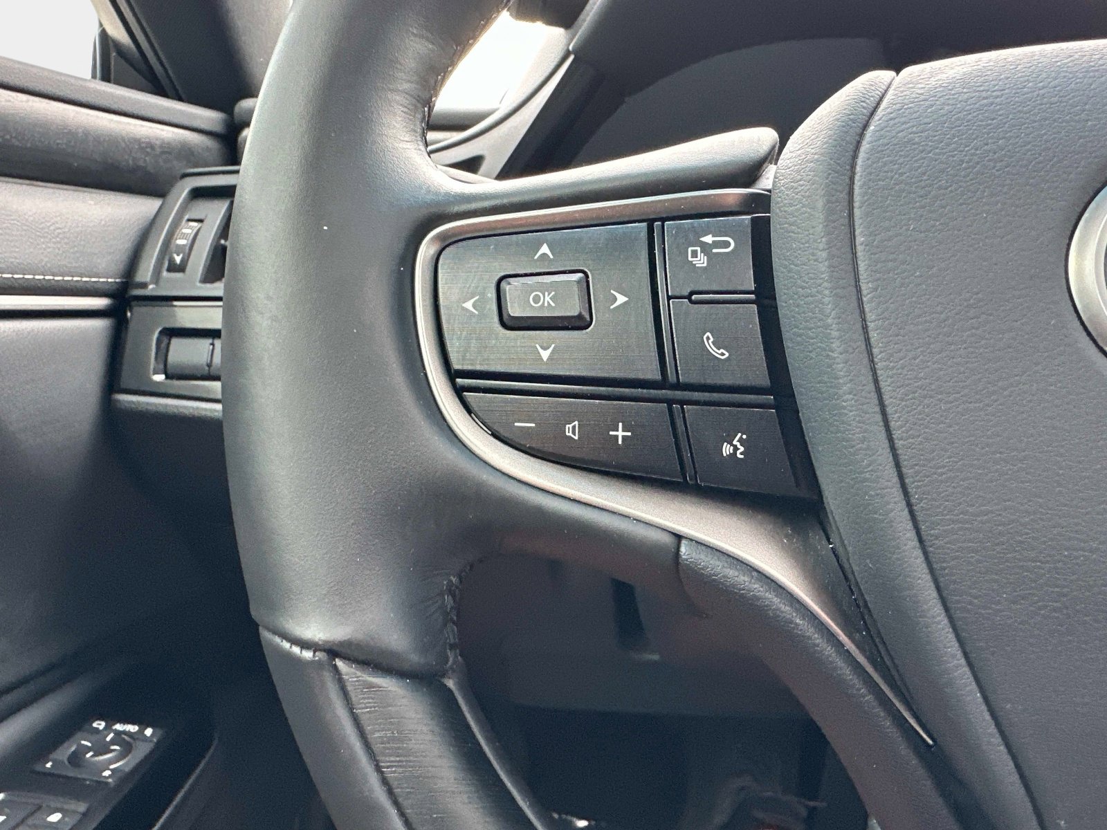 Used 2024 Lexus ES 350 w/ Technology Package image 29