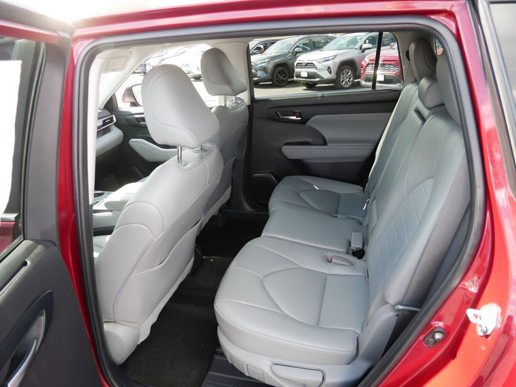 Used 2023 Toyota Highlander XLE AWD/4WD image 11