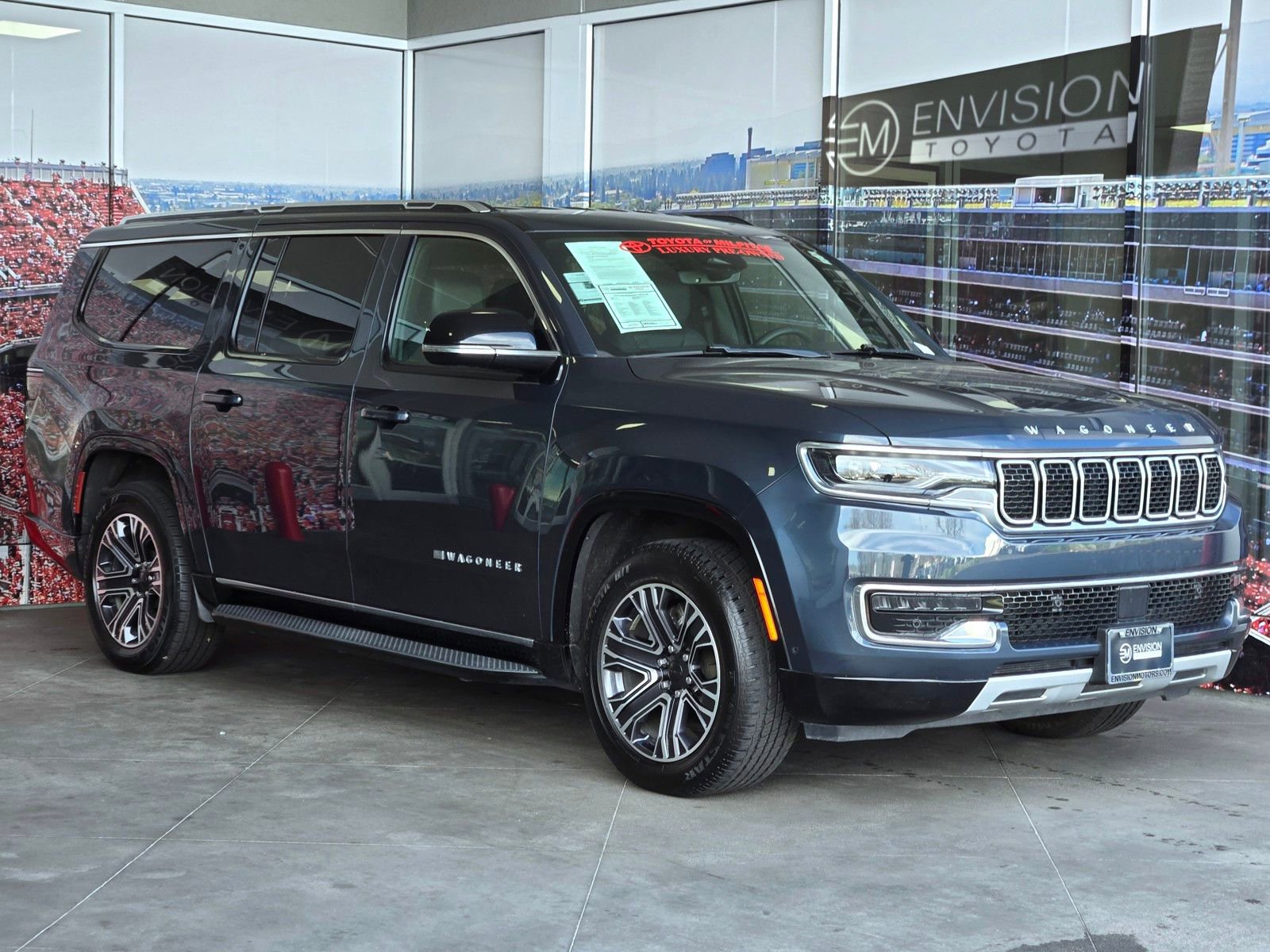 Used 2024 Jeep Wagoneer L Series II w/ Flexible Seating Group AWD/4WD image 1