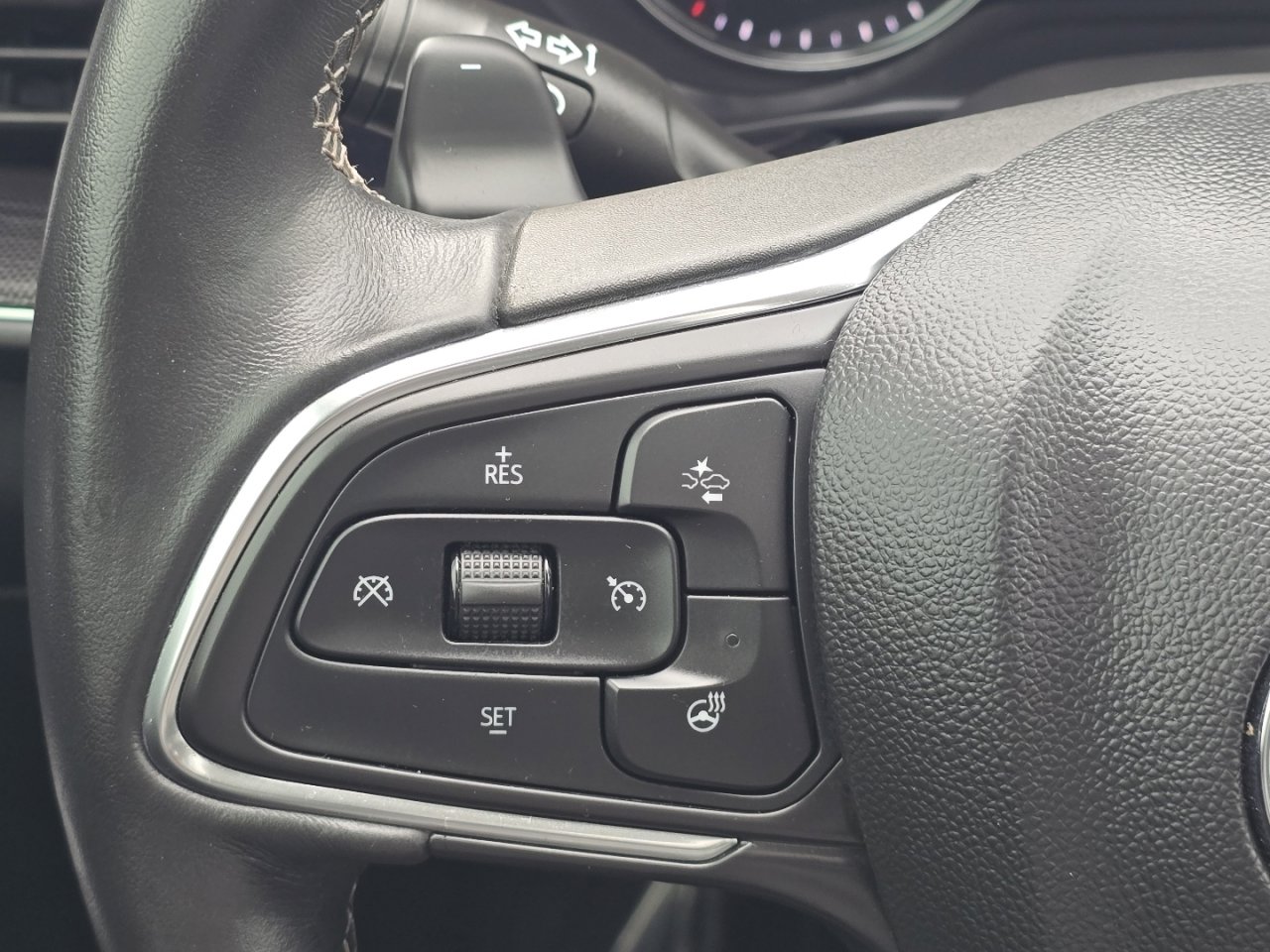 Used 2021 Buick Envision Essence w/ Technology Package I image 32