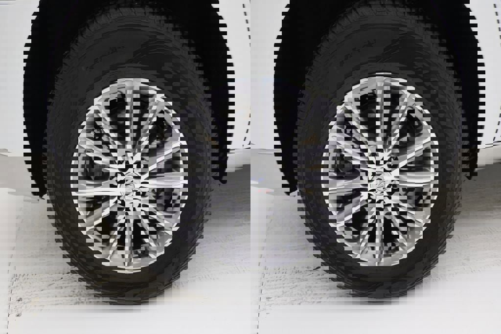 Used 2023 Buick Enclave Essence image 10