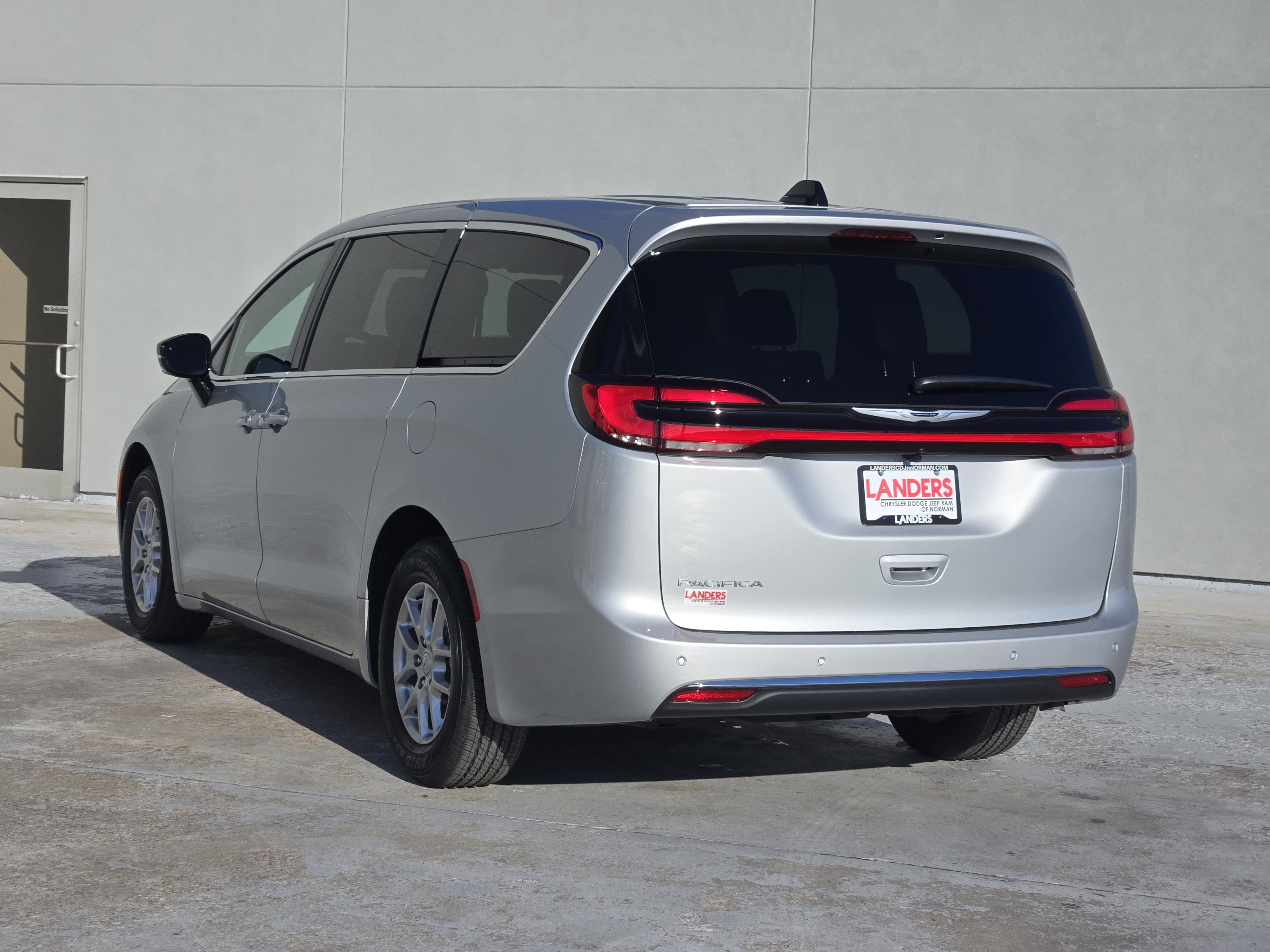 New 2026 Chrysler Pacifica Select image 3
