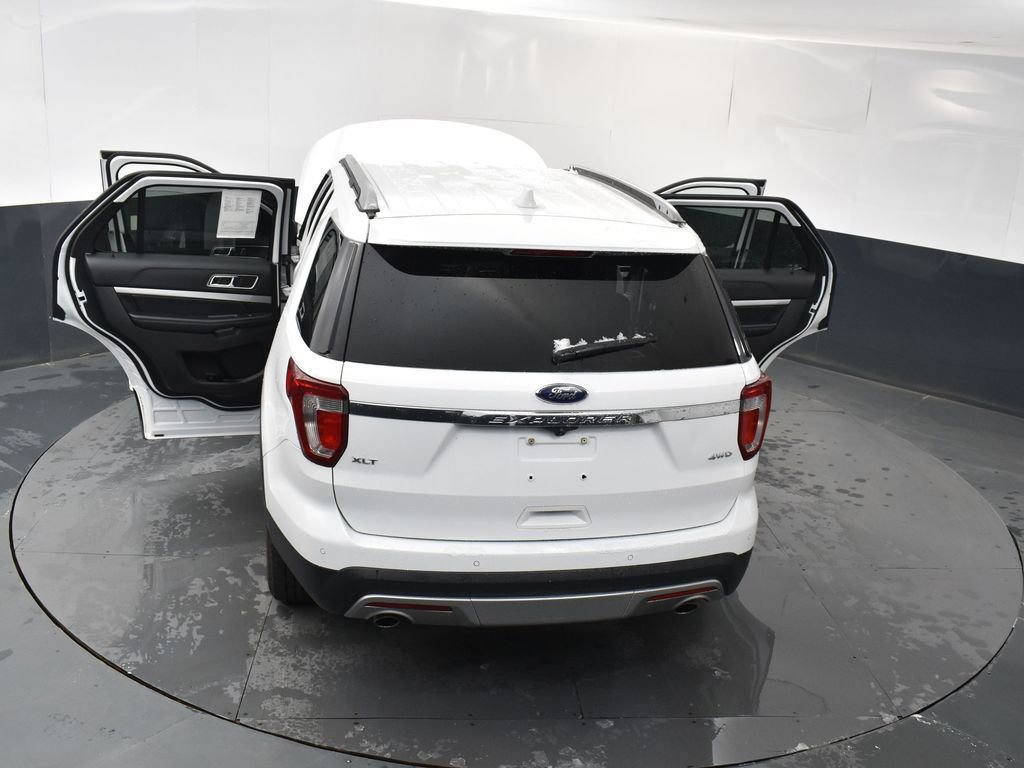 Used 2017 Ford Explorer XLT image 18