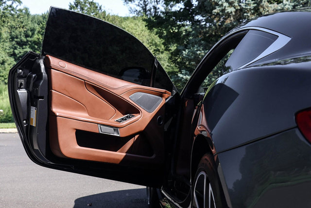 Used 2015 Aston Martin Vanquish Coupe RWD image 38
