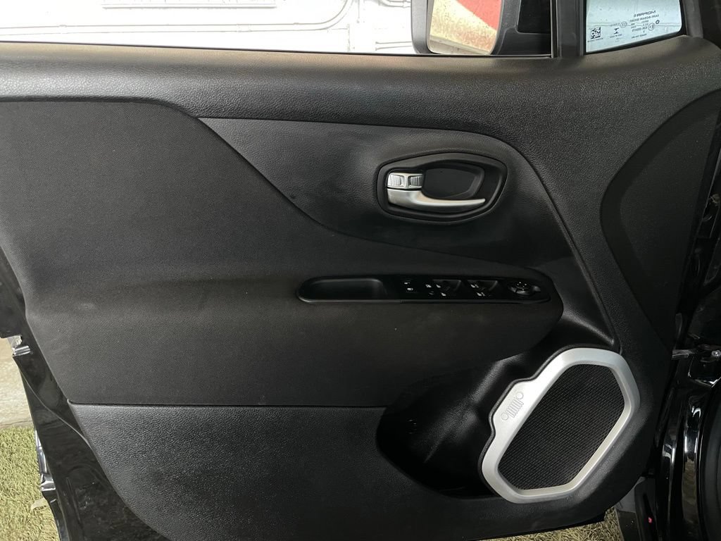 Used 2021 Jeep Renegade Latitude AWD/4WD image 23