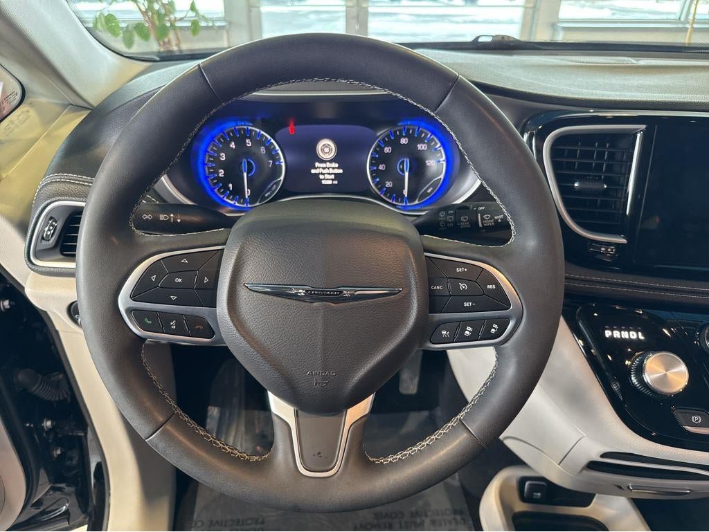 Used 2024 Chrysler Pacifica Touring-L AWD/4WD image 21