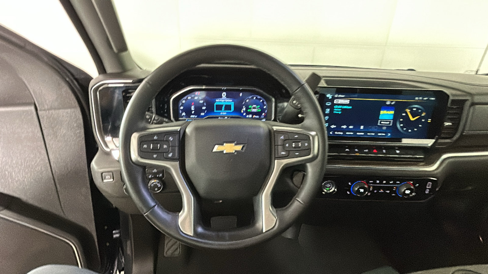 Used 2024 Chevrolet Silverado 1500 LT AWD/4WD image 17