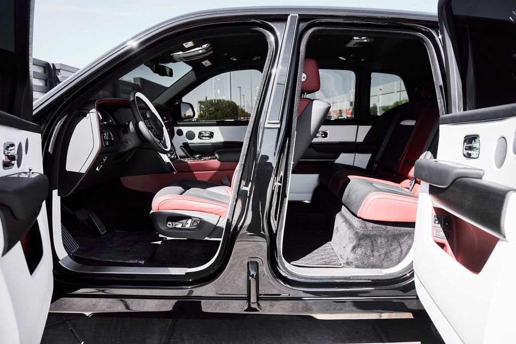 Used 2026 Rolls-Royce Cullinan AWD/4WD image 32