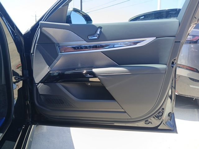 New 2025 BMW 740i w/ Executive Package image 17