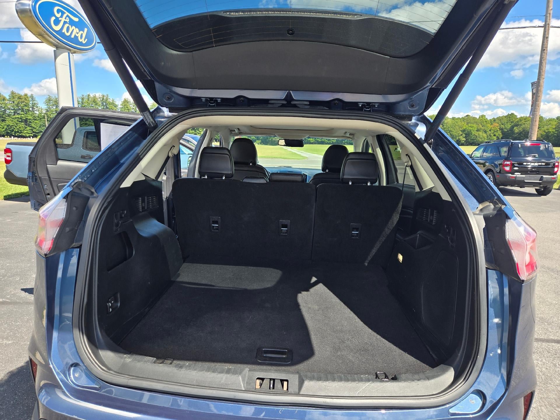 Used 2019 Ford Edge Titanium w/ Equipment Group 301A AWD/4WD image 11