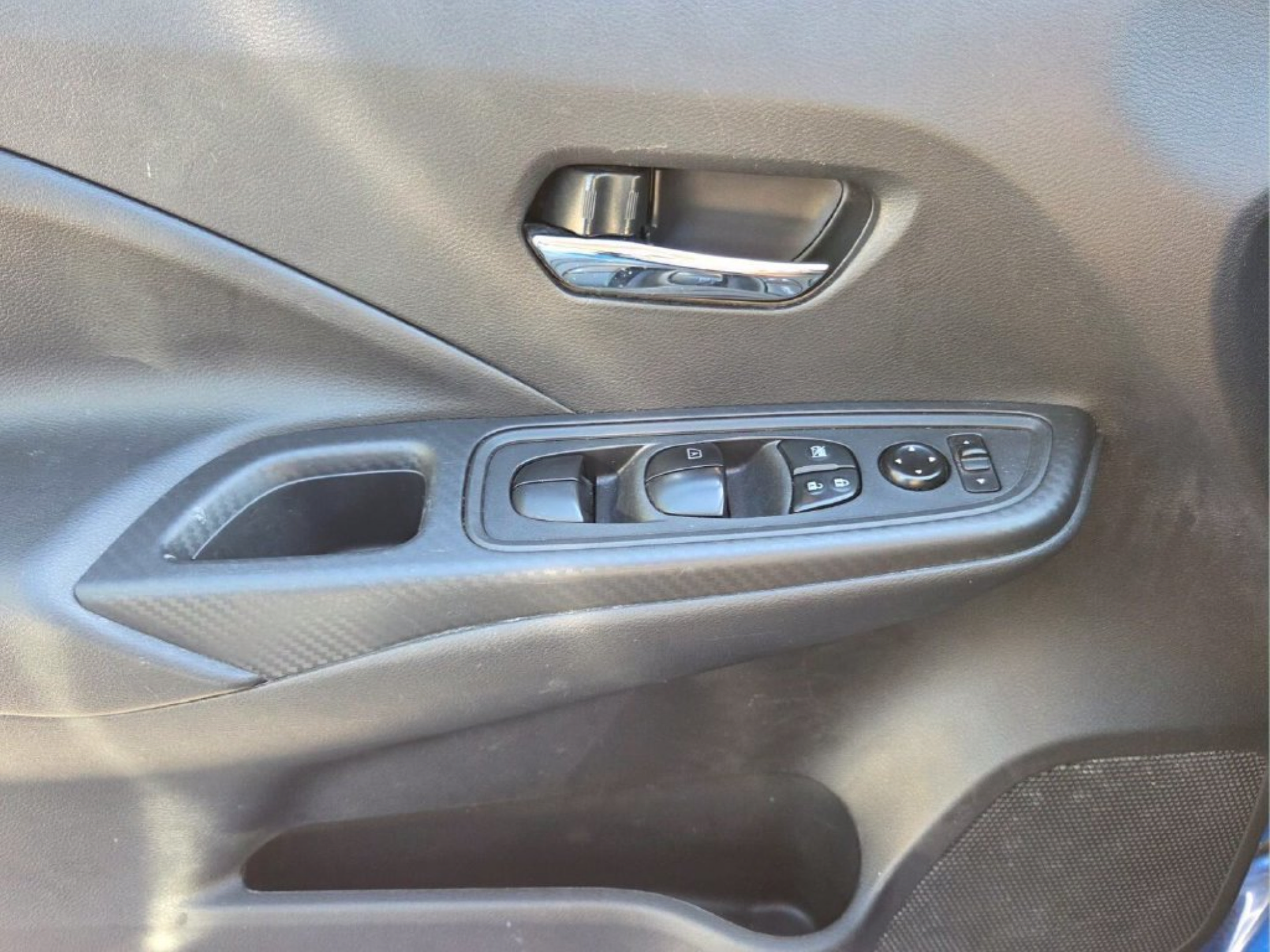 Used 2024 Nissan Versa SV FWD image 17