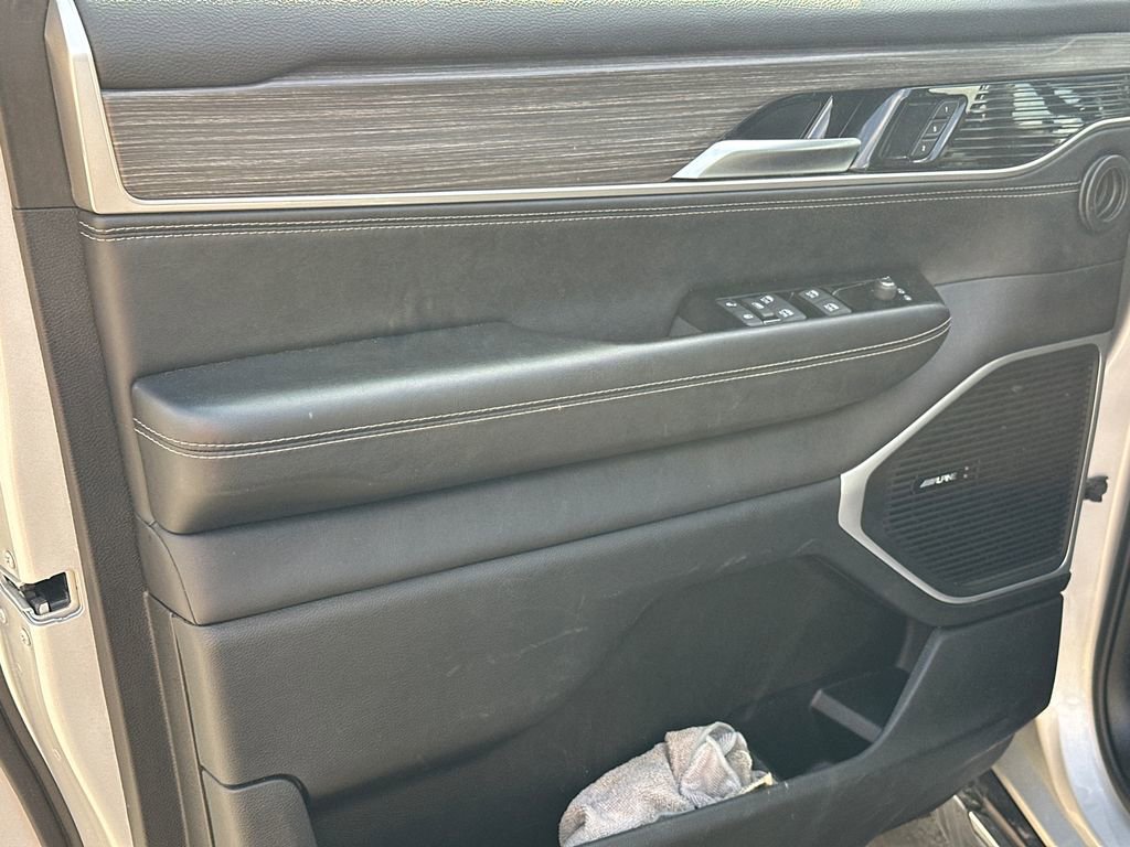 Used 2024 Jeep Wagoneer Series II w/ Flexible Seating Group RWD image 10