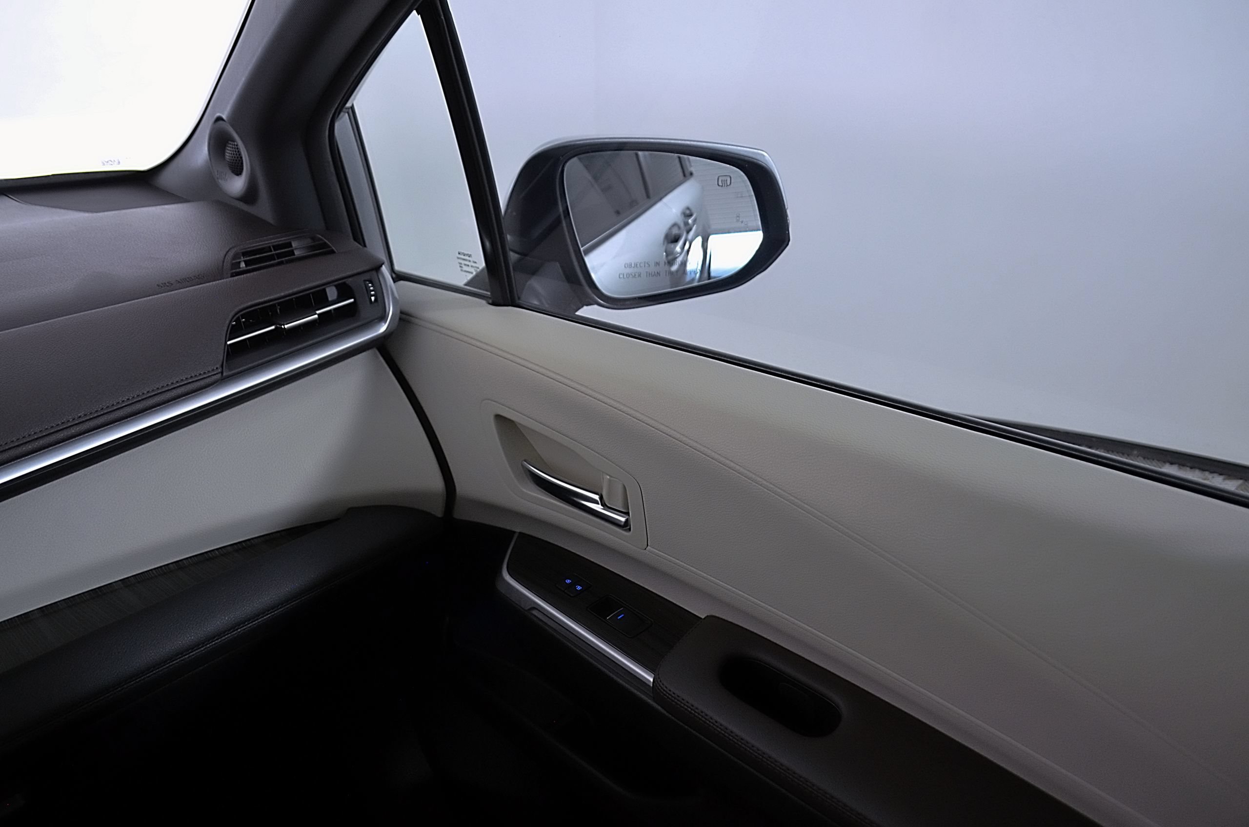 Used 2024 Toyota Sienna Platinum FWD image 24