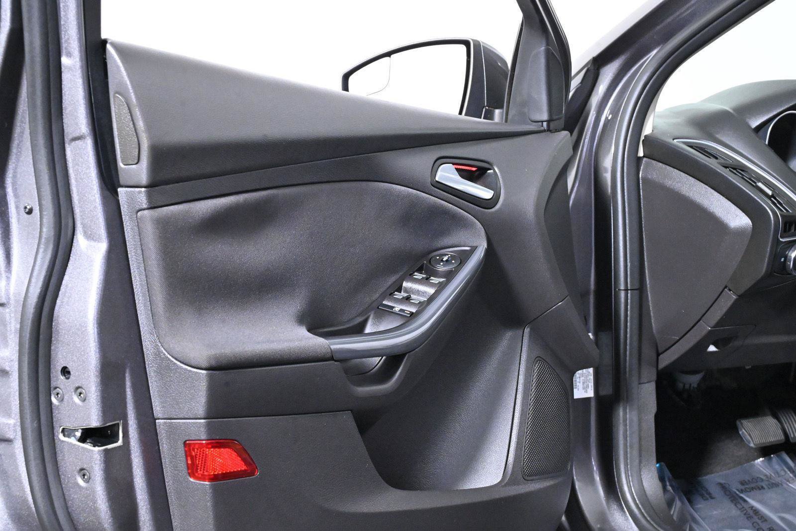Used 2012 Ford Focus Titanium FWD image 28