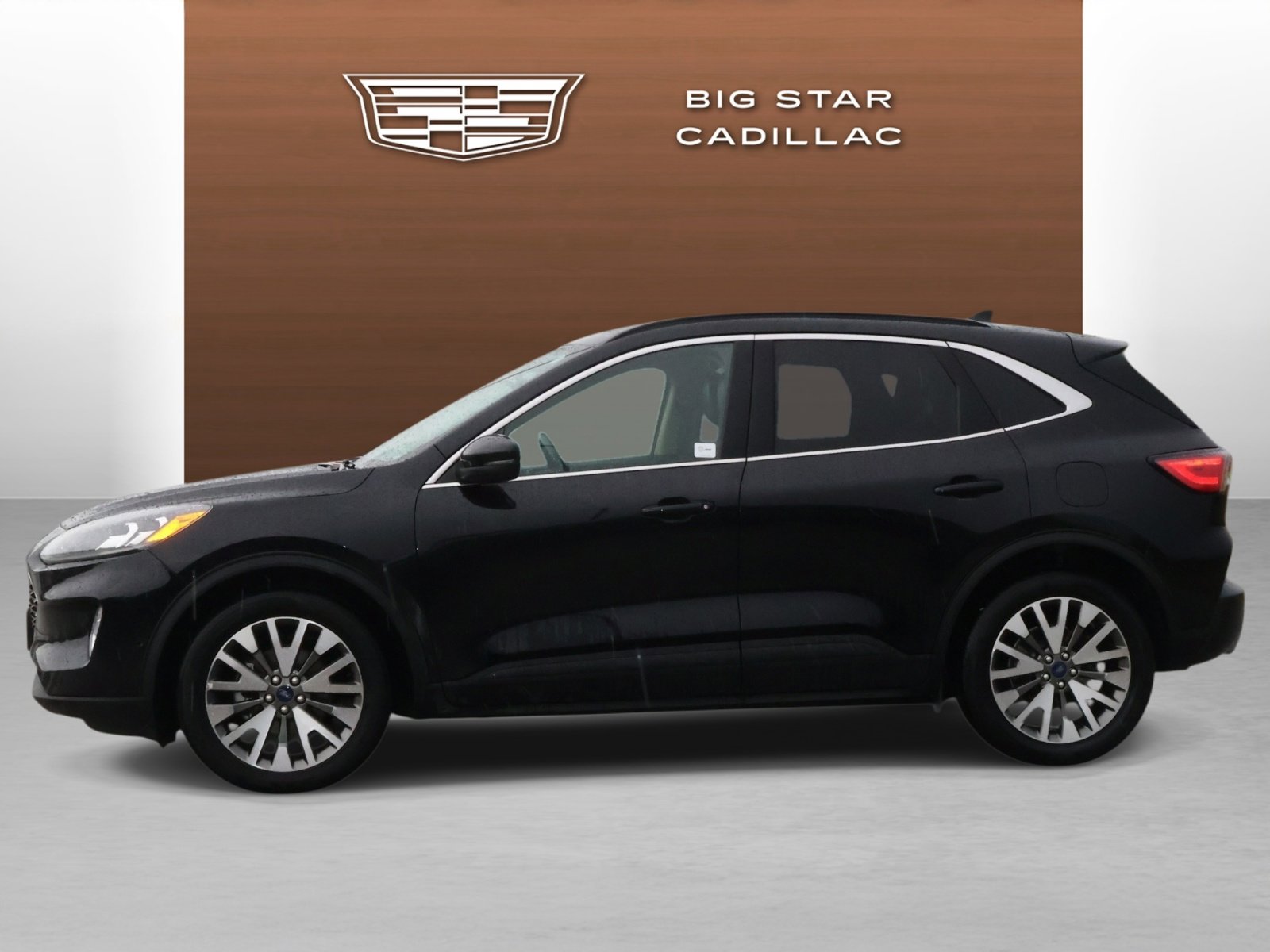 Used 2020 Ford Escape Titanium image 2