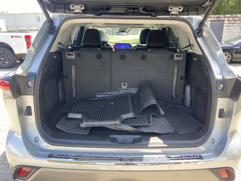 Used 2025 Toyota Highlander Platinum AWD/4WD image 9