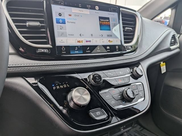 New 2027 Chrysler Pacifica Select FWD image 22