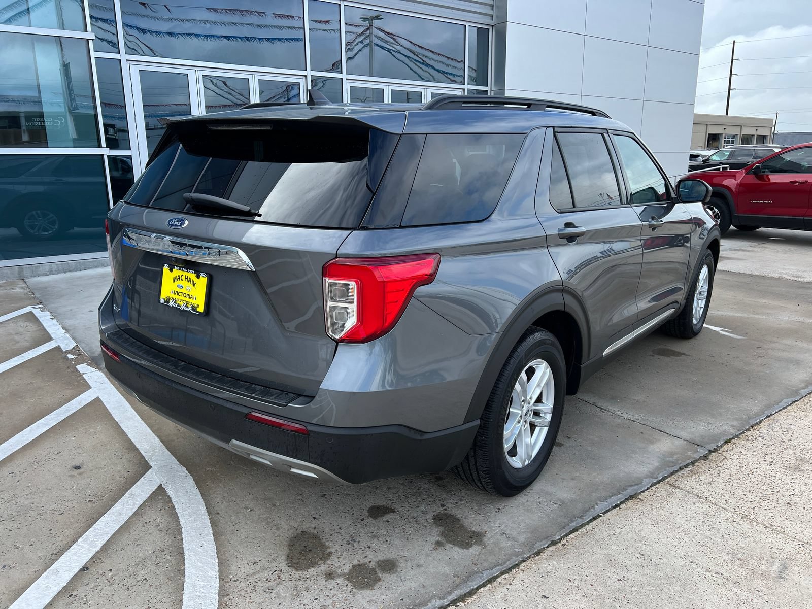 Used 2023 Ford Explorer XLT w/ Equipment Group 202A RWD image 3