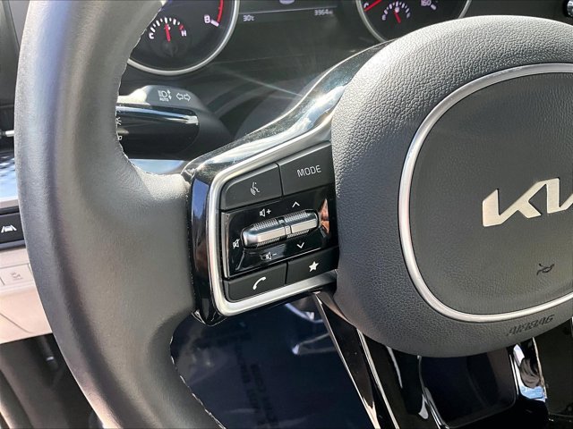 Used 2023 Kia Carnival LX FWD image 19