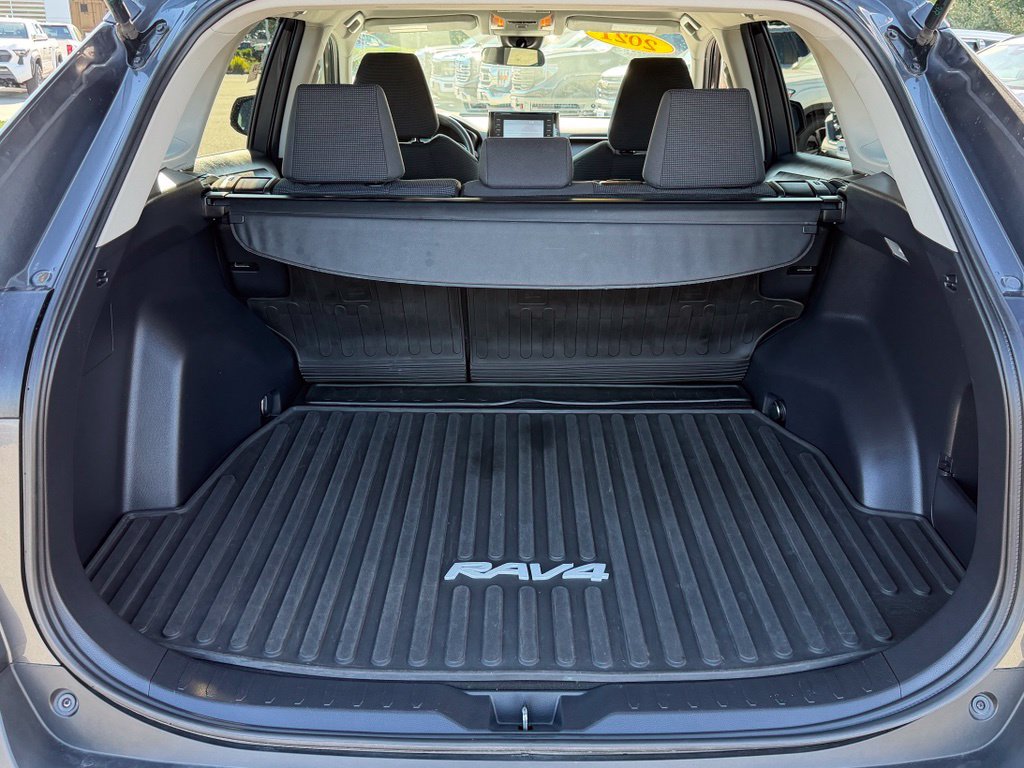 Used 2021 Toyota RAV4 LE AWD/4WD image 3