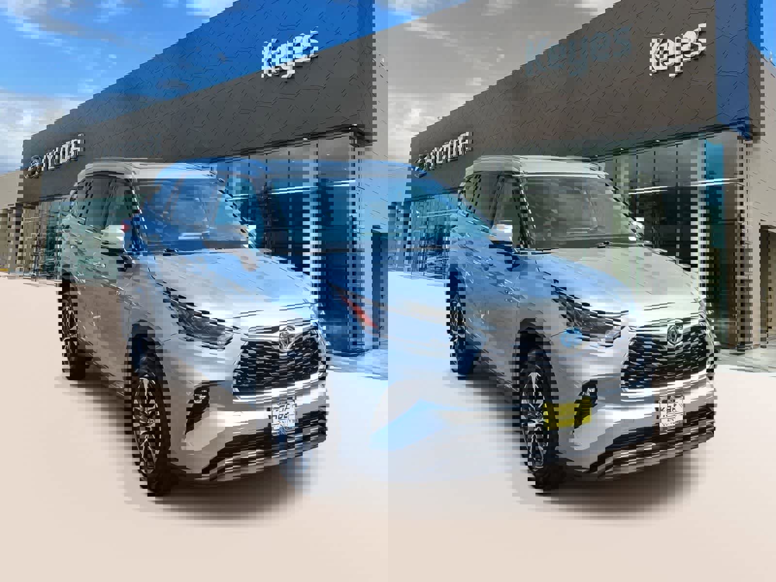 Used 2021 Toyota Highlander XLE image 3