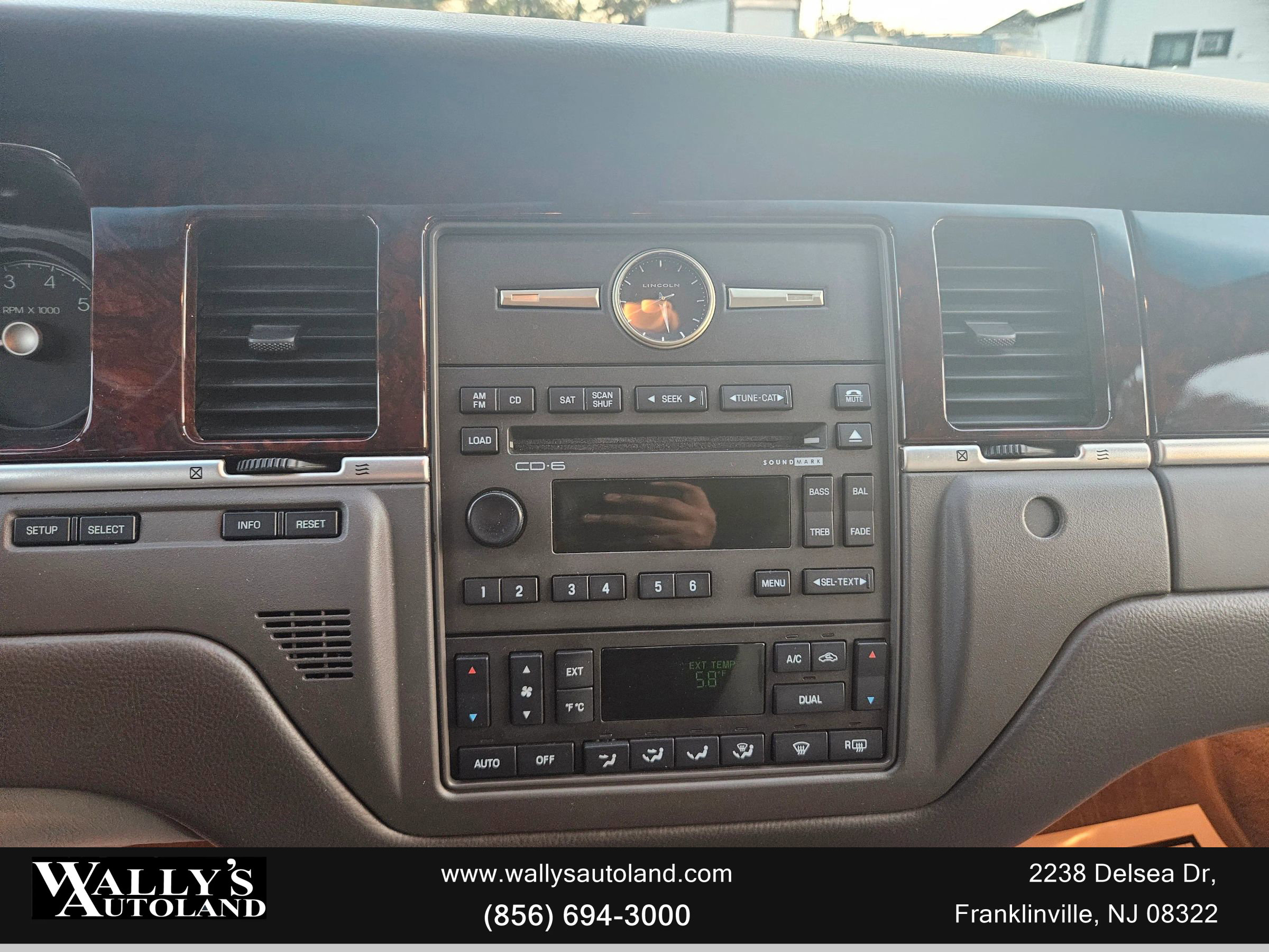 Used 2009 Lincoln Town Car Signature Limited image 37