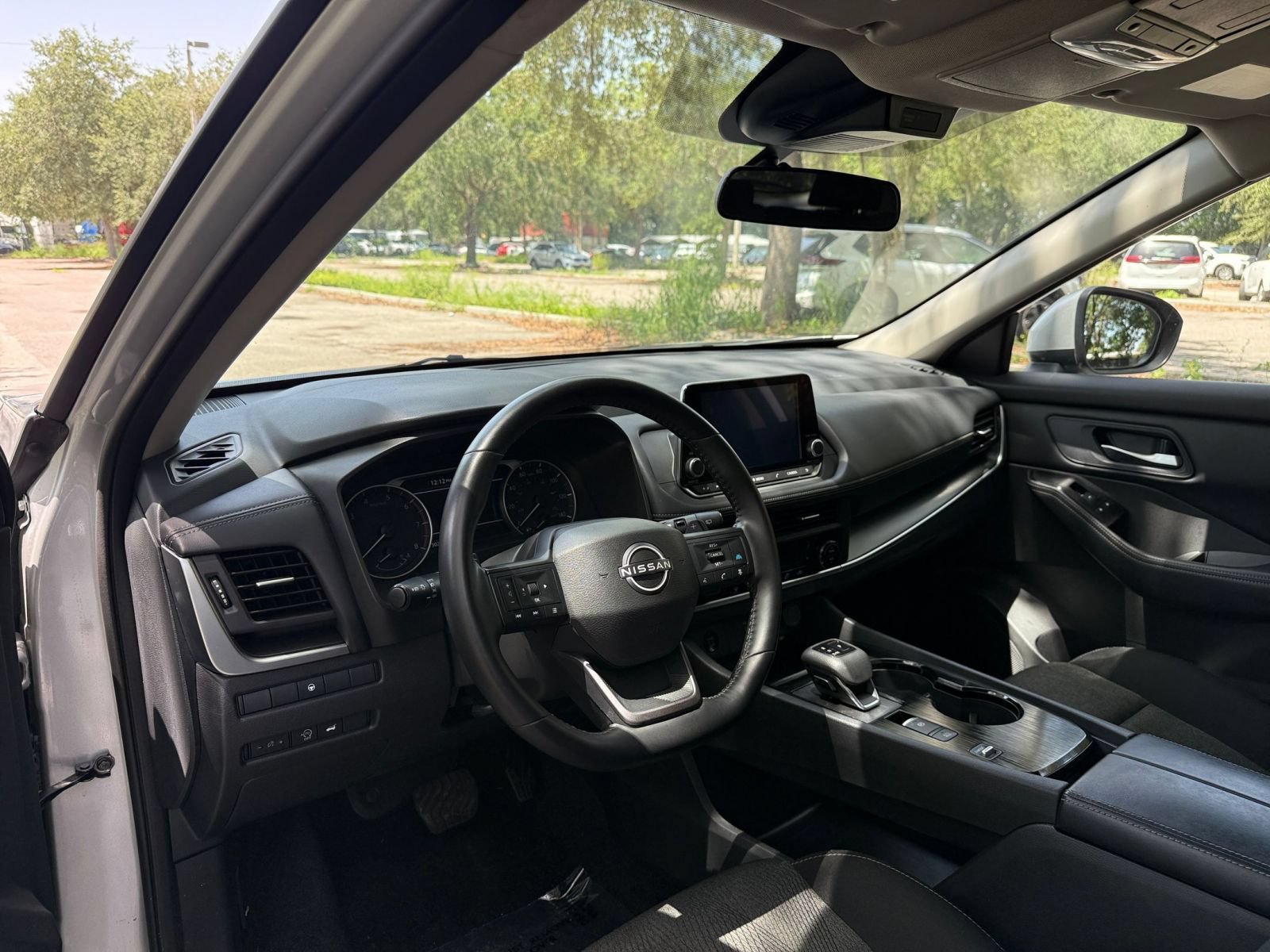 Used 2025 Nissan Rogue SV FWD image 33