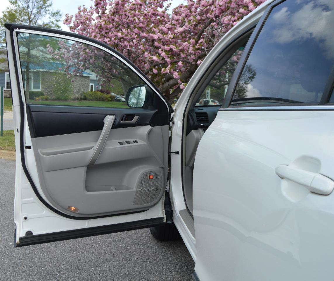 Used 2011 Toyota Highlander SE w/ Tow Pkg AWD/4WD image 15