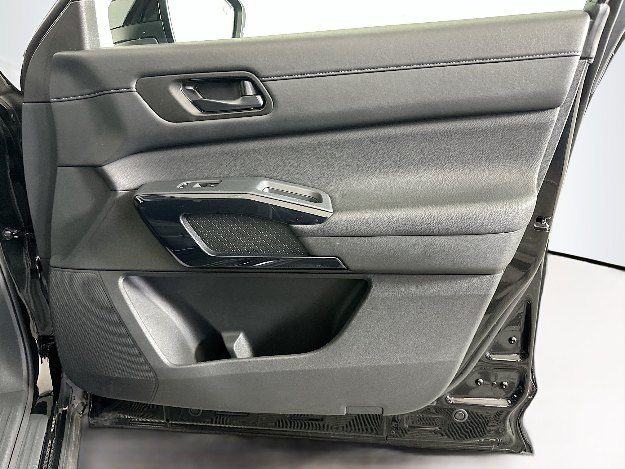 Used 2025 Nissan Pathfinder SV FWD image 34