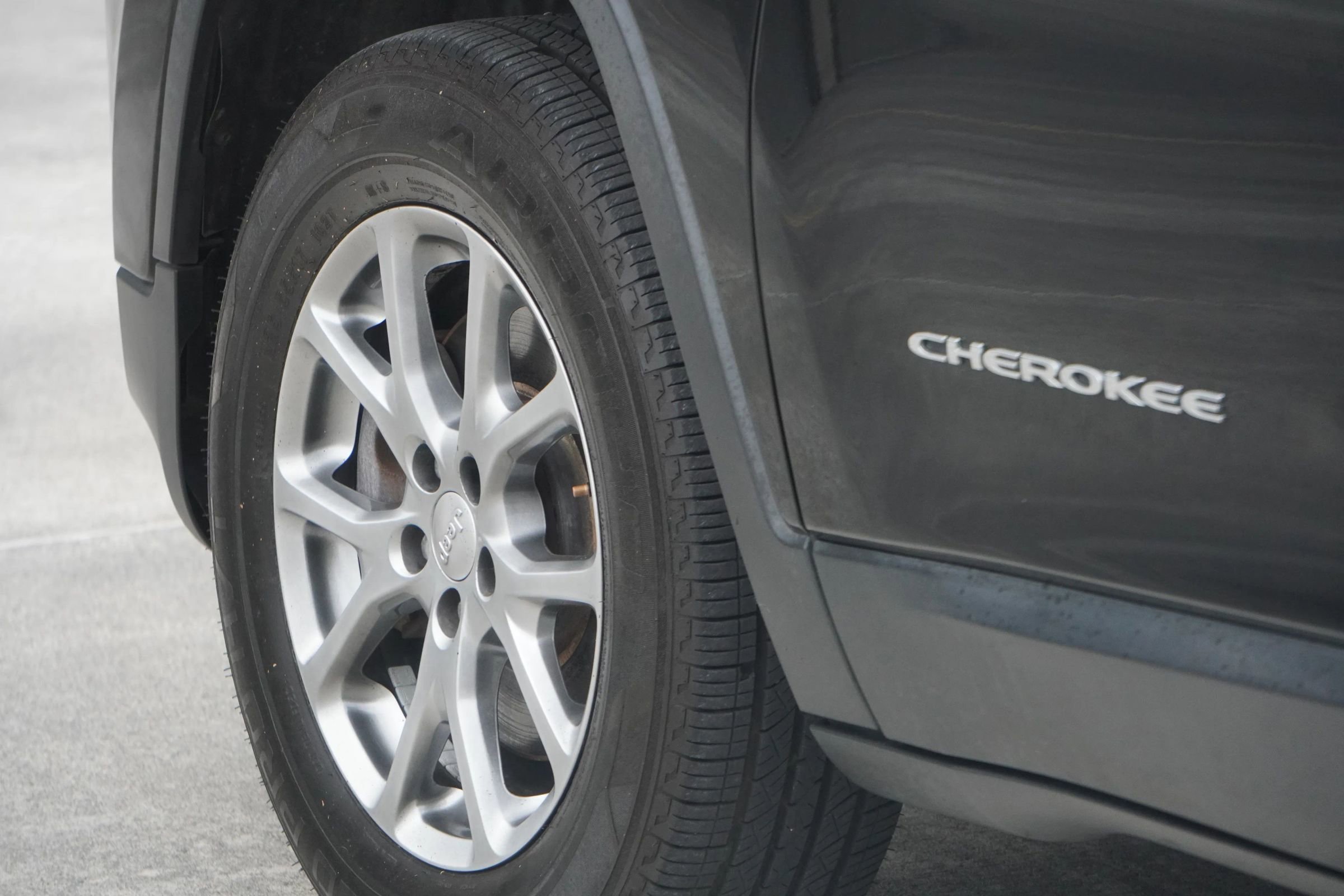 Used 2018 Jeep Cherokee Latitude Plus w/ Cold Weather Group image 39