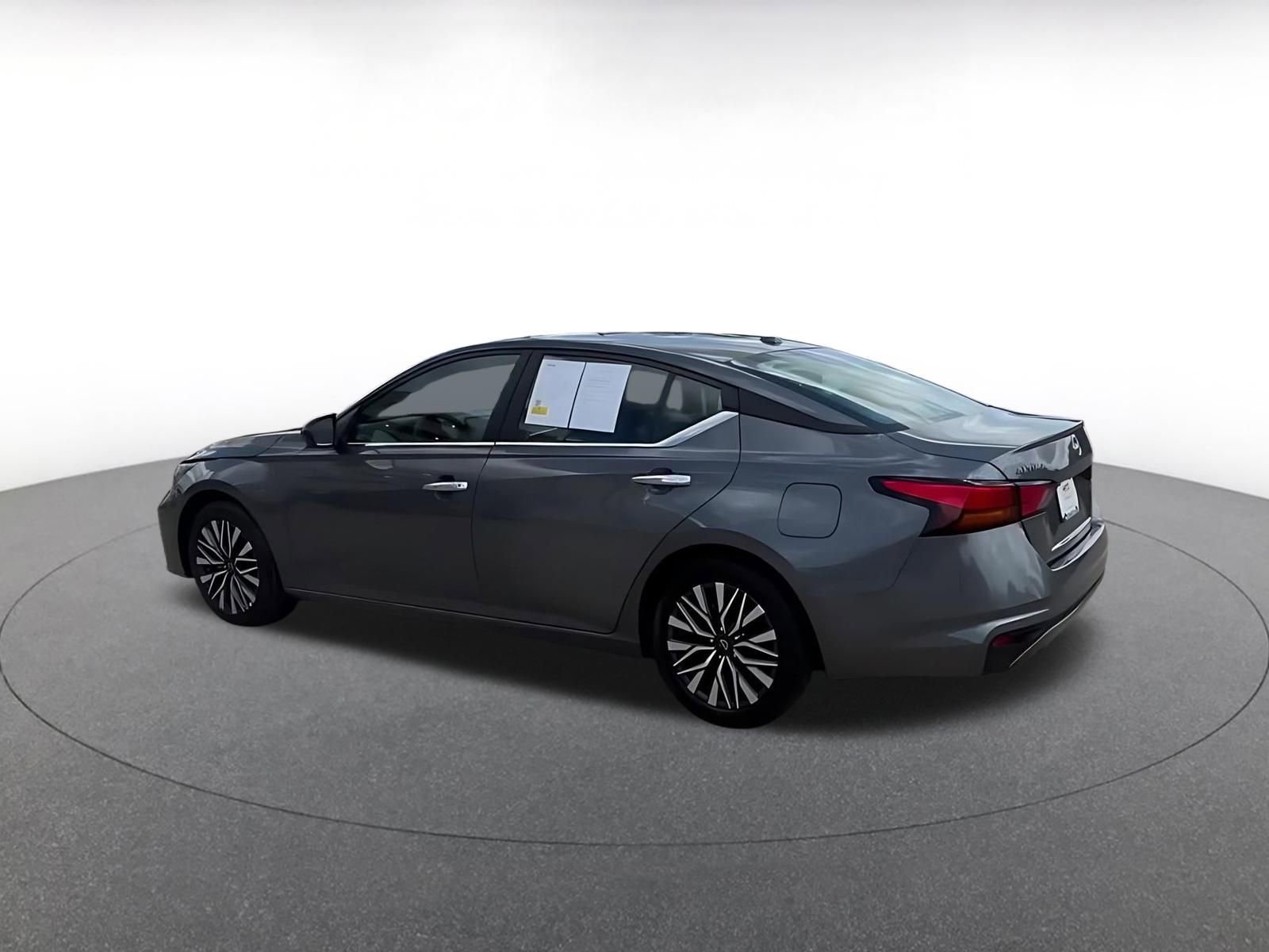 Used 2025 Nissan Altima 2.5 SV FWD image 10