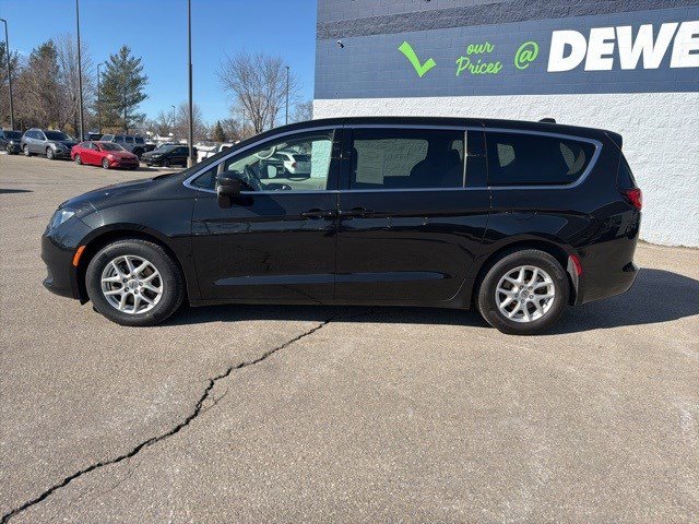 Used 2023 Chrysler Voyager LX image 2