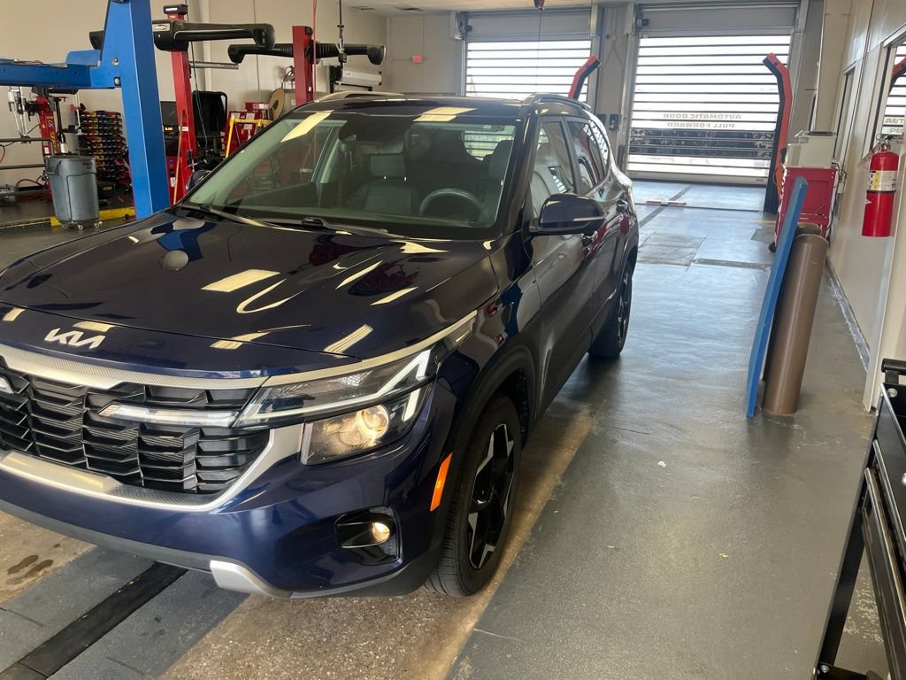 Used 2024 Kia Seltos EX AWD/4WD image 2