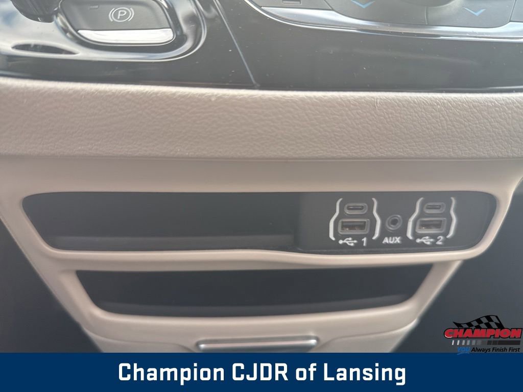 Used 2023 Chrysler Pacifica Touring-L image 29