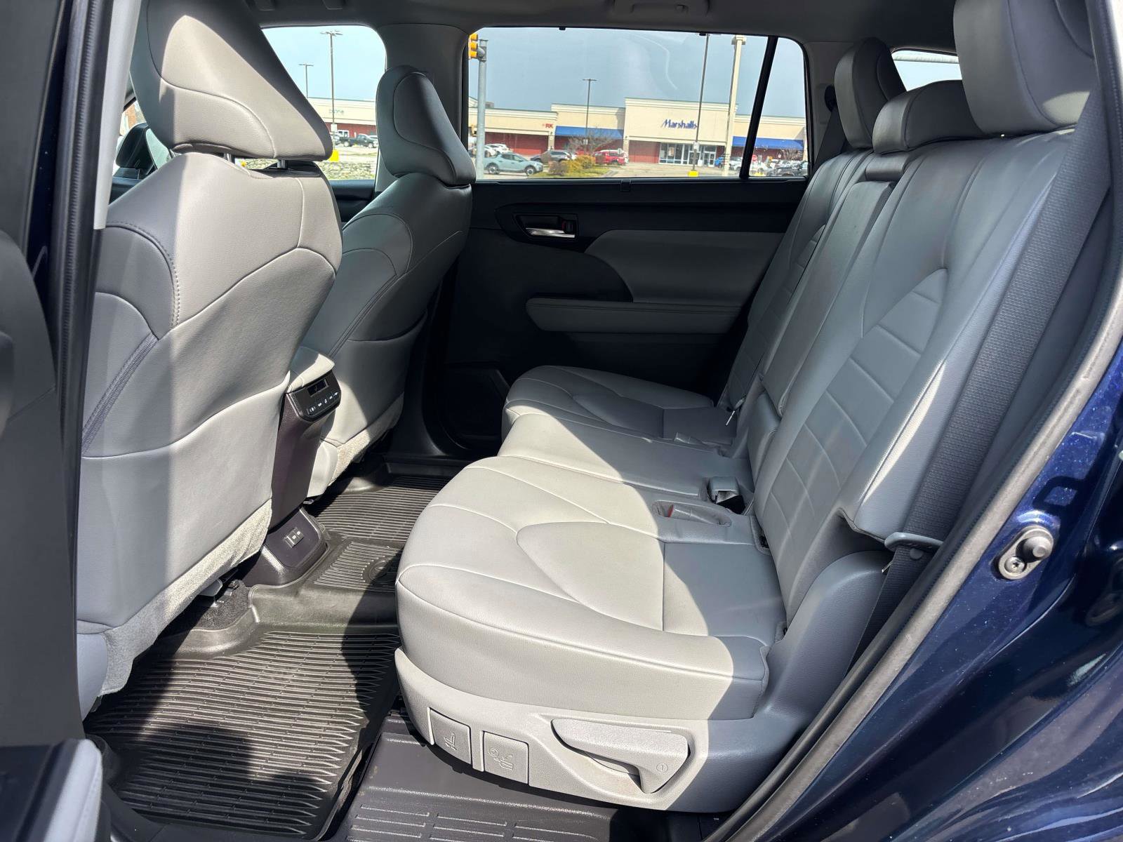 Used 2022 Toyota Highlander XLE AWD/4WD image 10