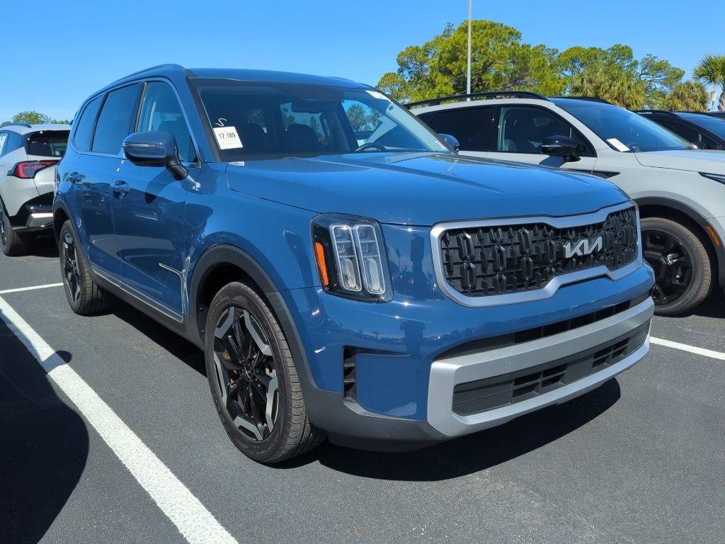 Certified 2023 Kia Telluride EX w/ EX Captain's Chair Package image 1