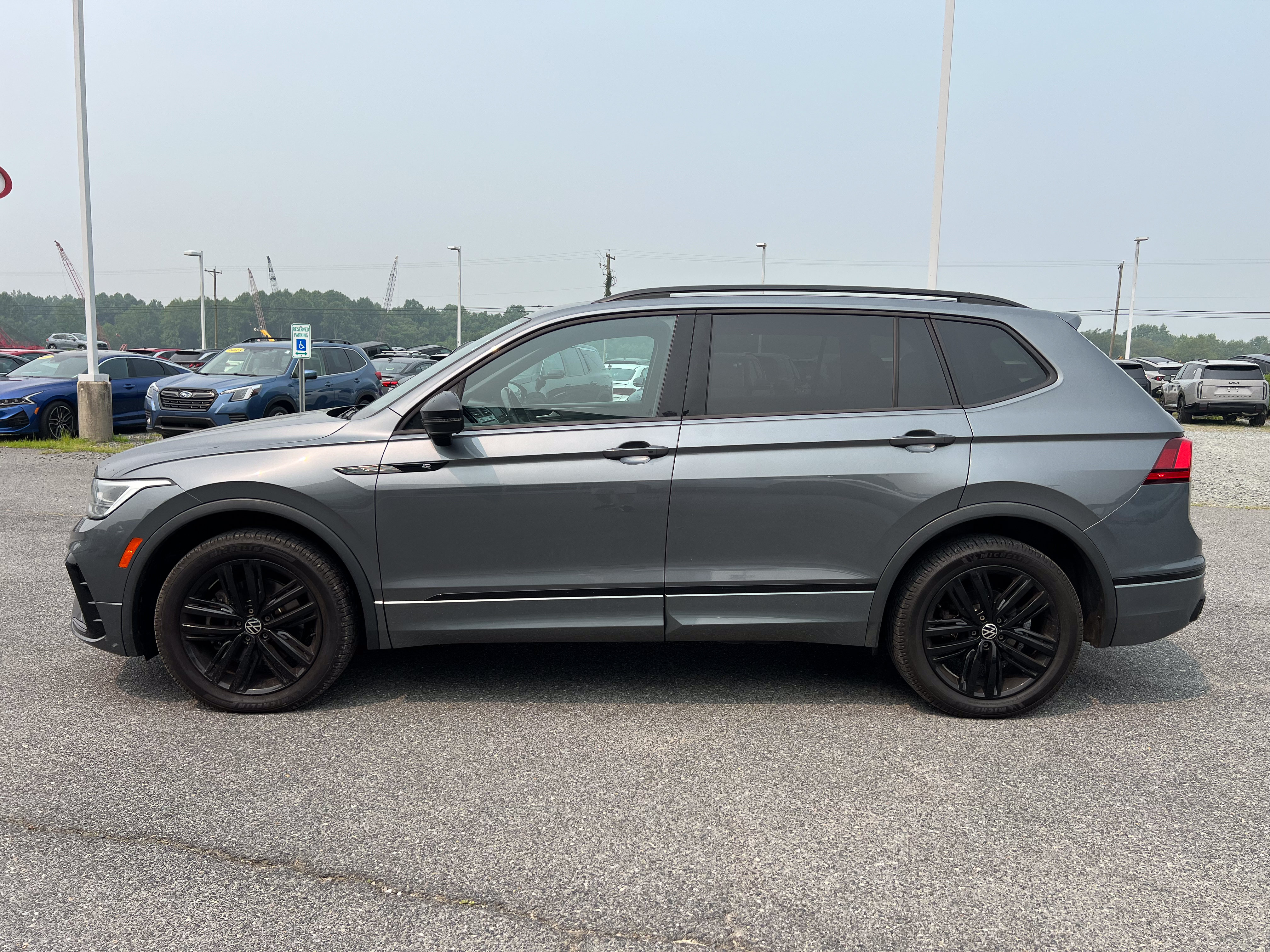 Used 2022 Volkswagen Tiguan SE R-Line AWD/4WD image 2