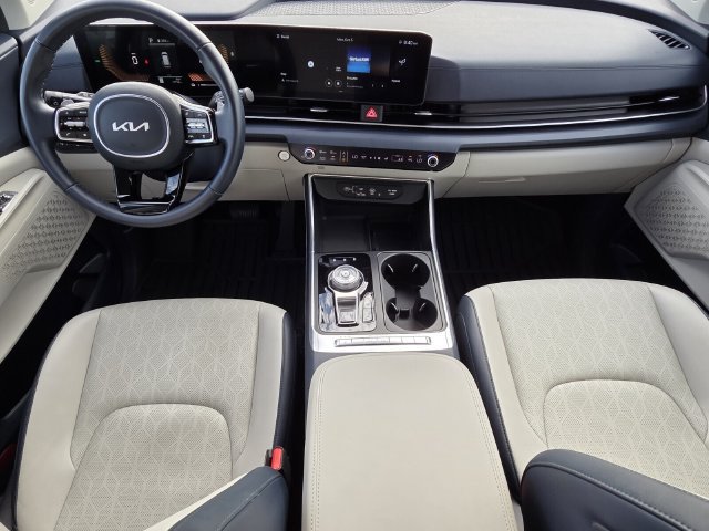 Used 2025 Kia Carnival EX FWD image 12