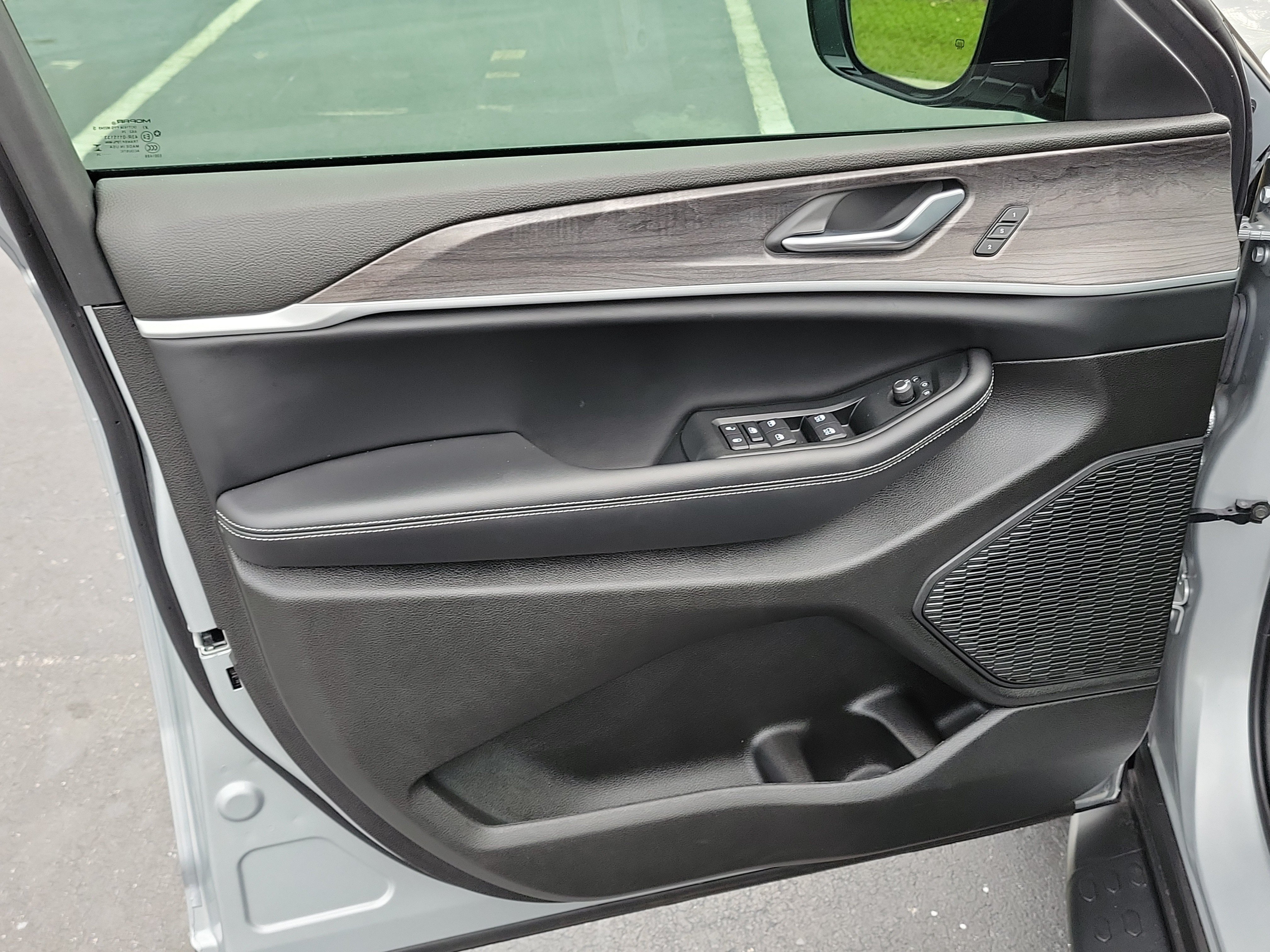 Used 2025 Jeep Grand Cherokee Limited RWD image 18