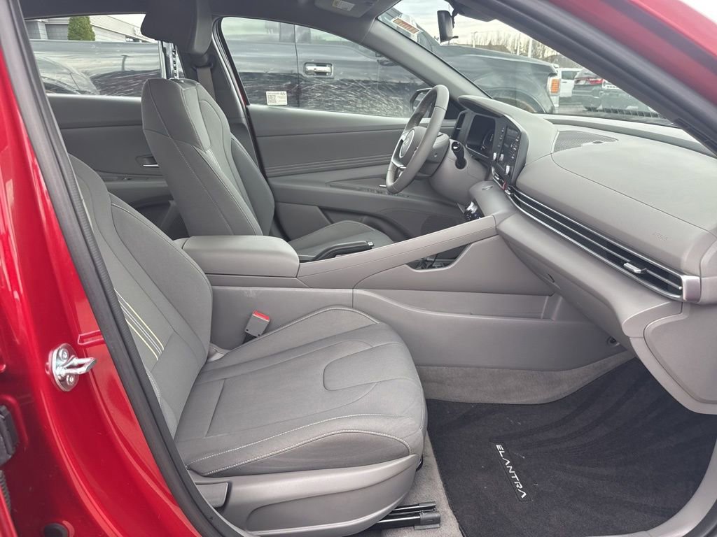 Used 2025 Hyundai Elantra Sport image 4