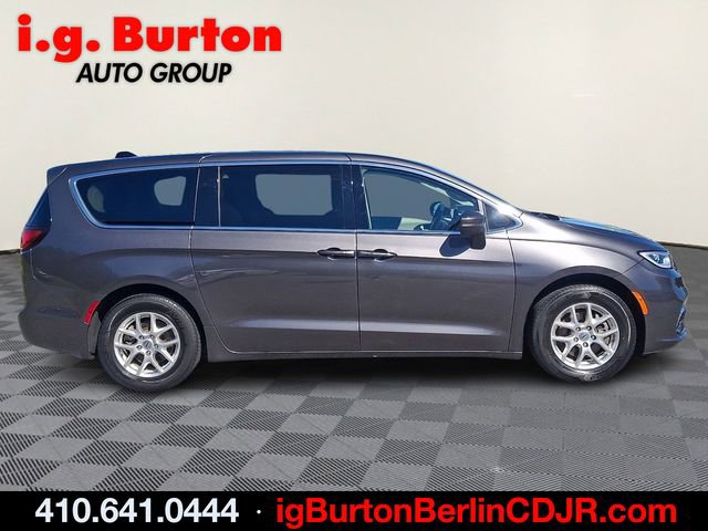 Used 2023 Chrysler Pacifica Touring-L FWD image 7