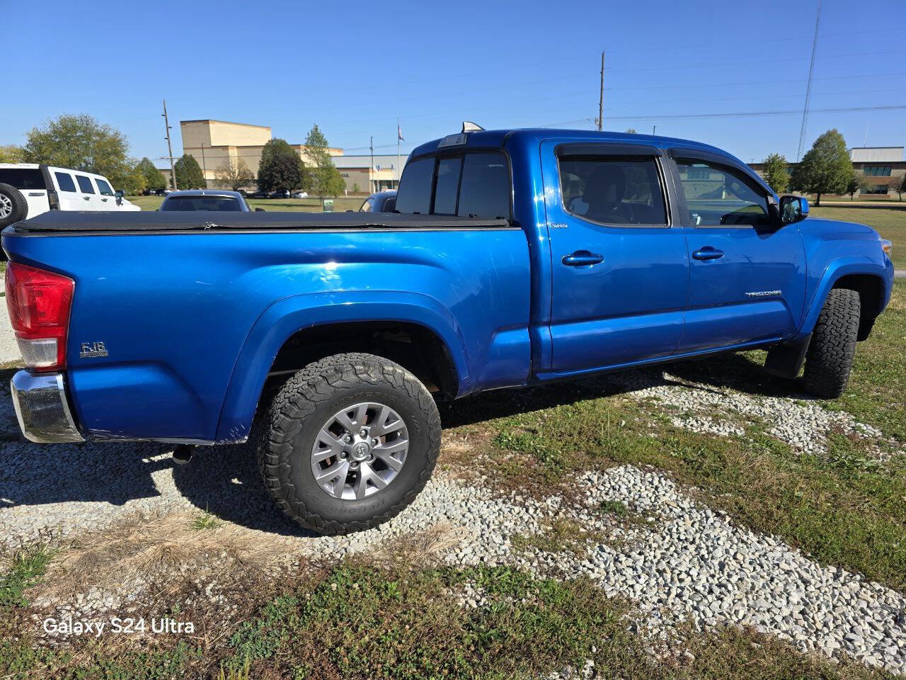 Used 2017 Toyota Tacoma TRD Sport image 4