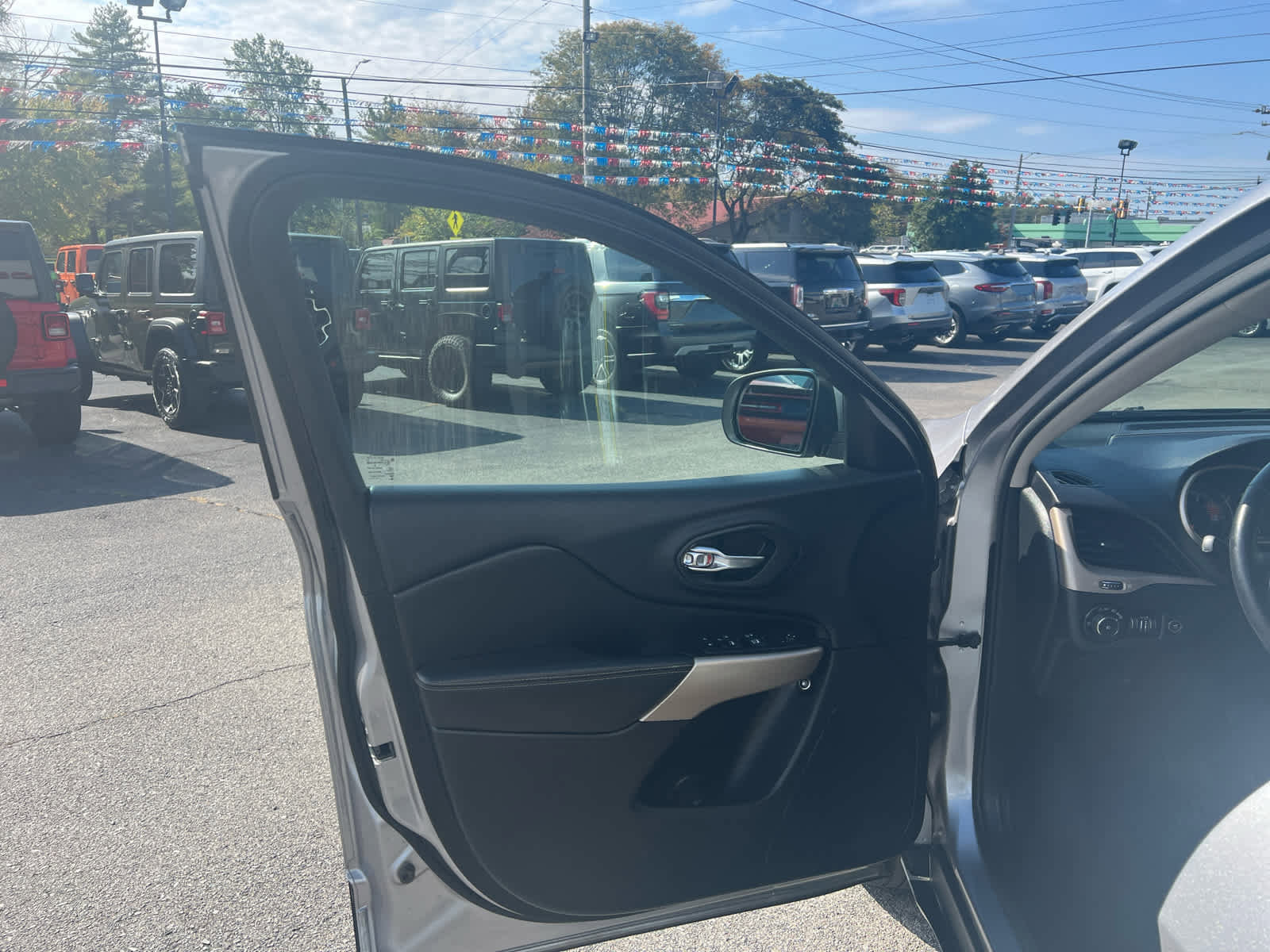 Used 2018 Jeep Cherokee Limited image 19