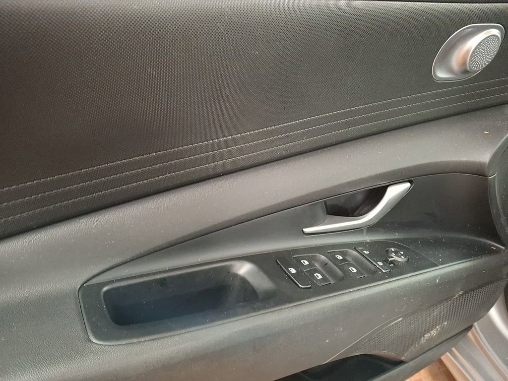 Used 2023 Hyundai Elantra SEL image 10