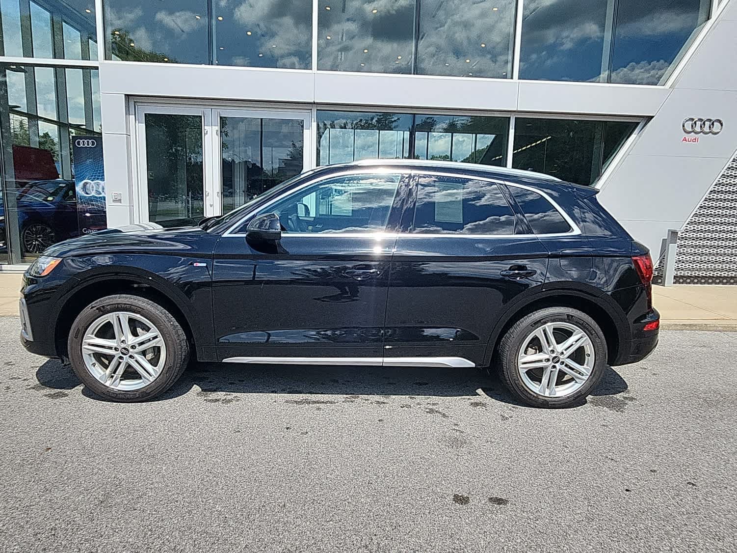 Used 2022 Audi Q5 e Premium Plus w/ Premium Plus Package AWD/4WD image 3