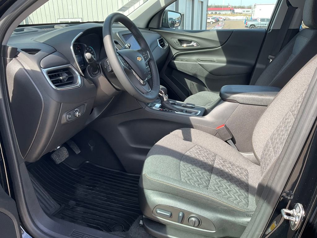 Used 2024 Chevrolet Equinox LT image 2