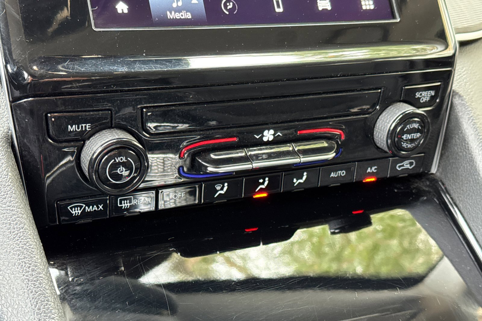 Used 2023 Jeep Grand Cherokee Laredo image 23